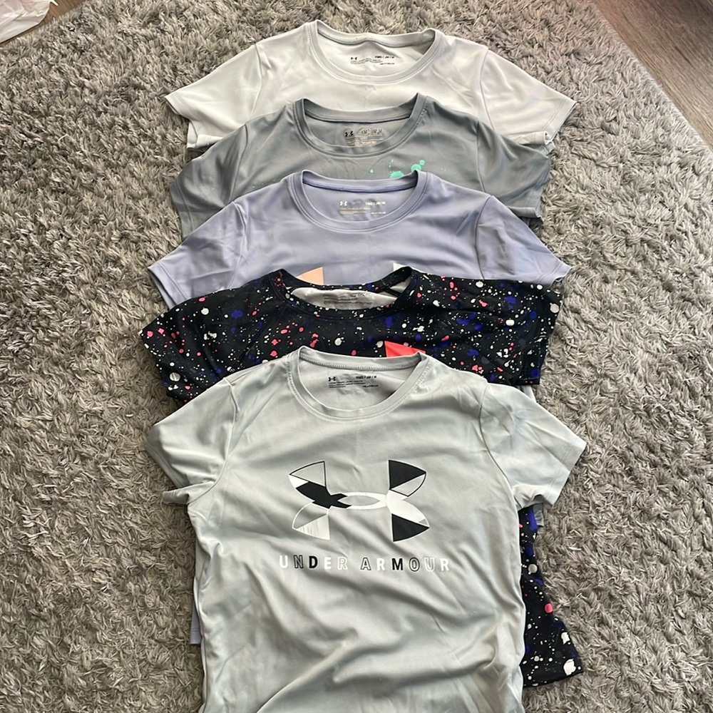 5 under armour girls short sleeve shirts great condition. Youth medium